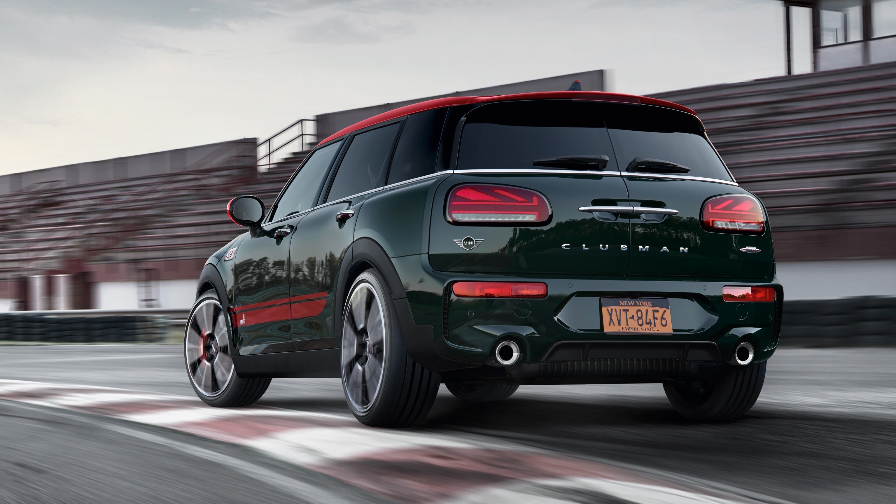 MINI John Cooper Works Clubman – vert et rouge – vue arrière
